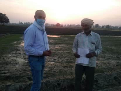 किसान को नोटिस देते एडीओ राकेश श्योराण